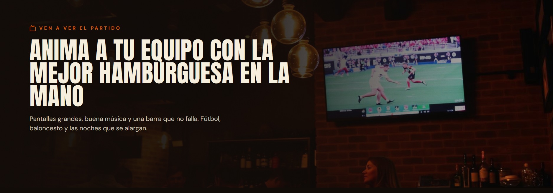 Pantalla de televisión con un partido en el bar de LA ABADÍA & PARRILLA